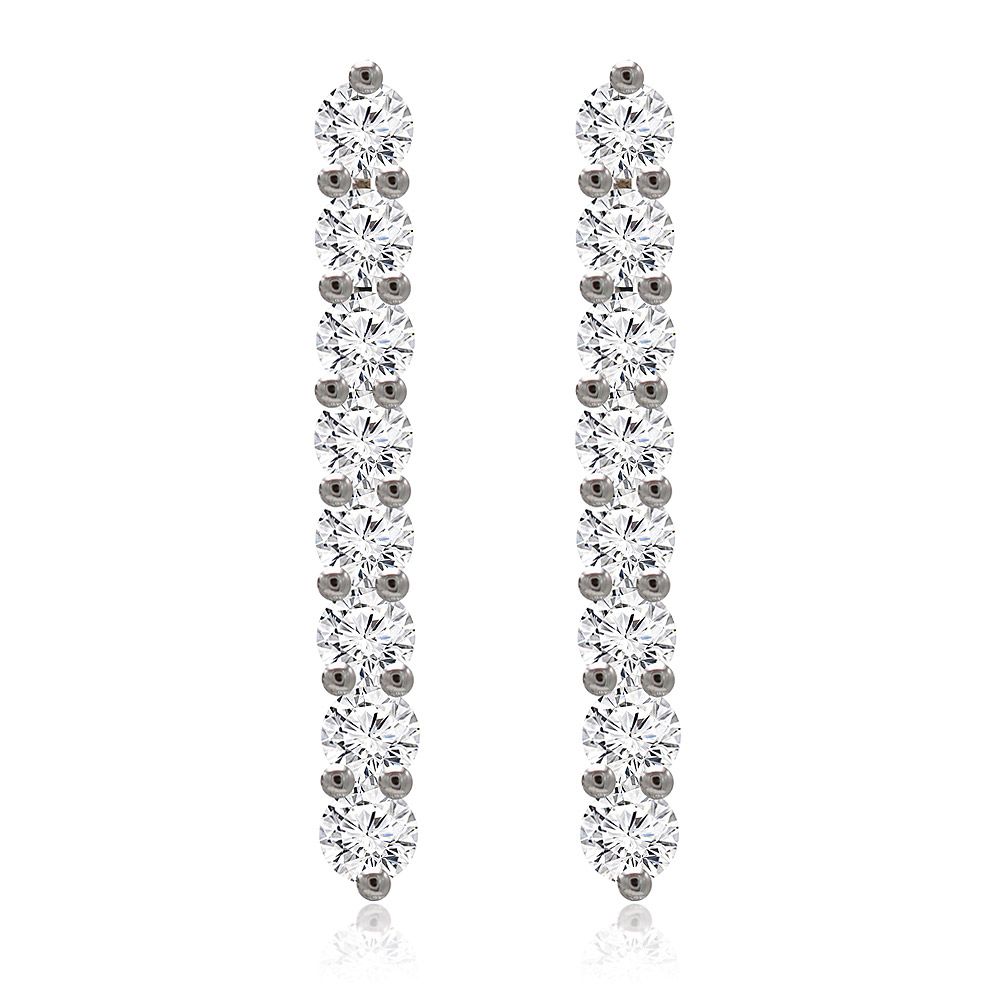 Un par de pendientes de barra curva modernos y elegantes con piedras de zirconia cúbica brillantes, acabado chapado en rodio.