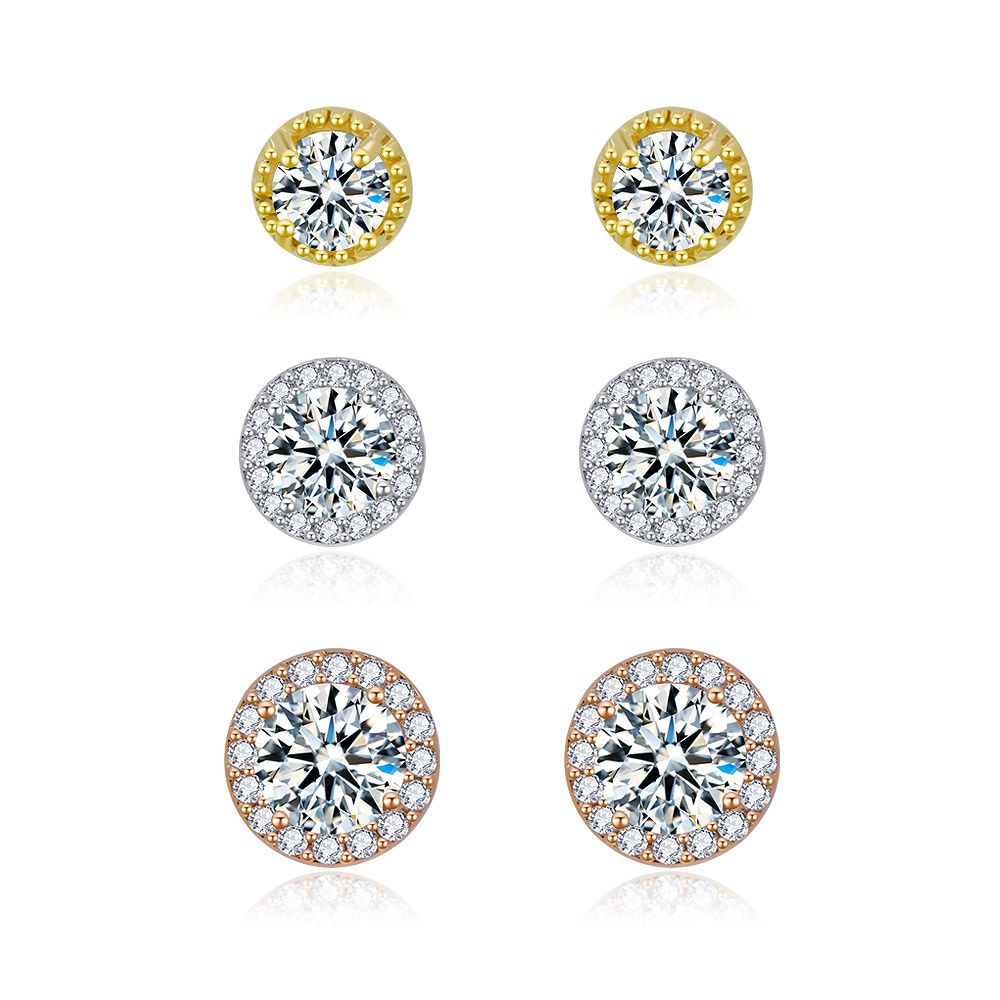 Ein Set aus drei Paaren von Tri-Tone Pave CZ runden Ohrsteckern in Gold-, Silber- und Roségold-Finish, auf einem weißen Hintergrund präsentiert.
