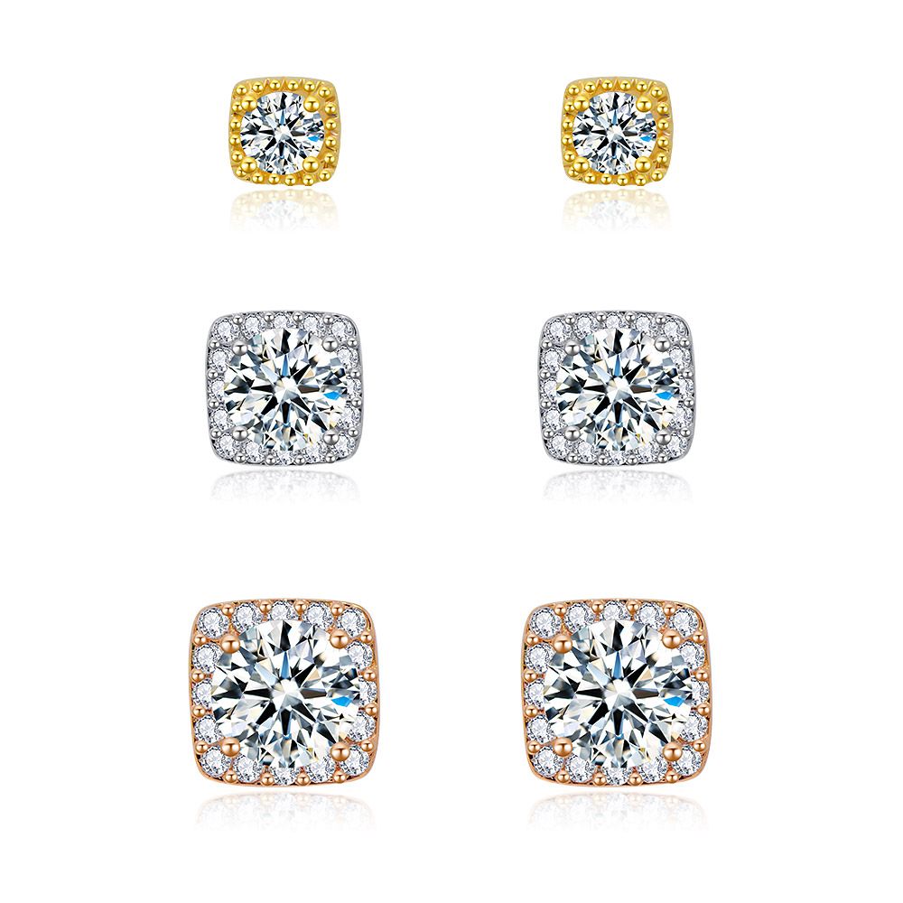 Un ensemble de trois paires de boucles d'oreilles carrées pavées en or, argent et plaqué or rose, chacune ornée de pierres en zircon cubique étincelantes.