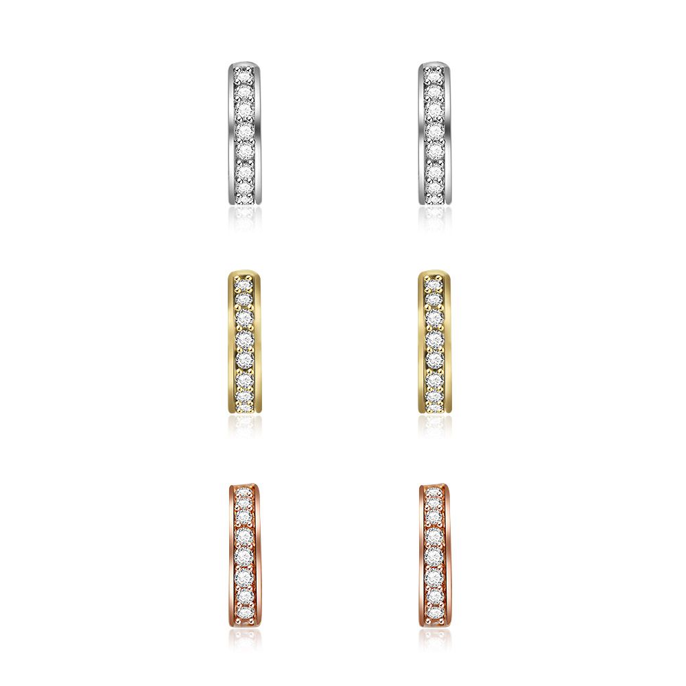 Un ensemble de trois paires de boucles d'oreilles créoles ouvertes en finition rhodium, or et or rose, chacune ornée de pierres en zircon cubique étincelantes.