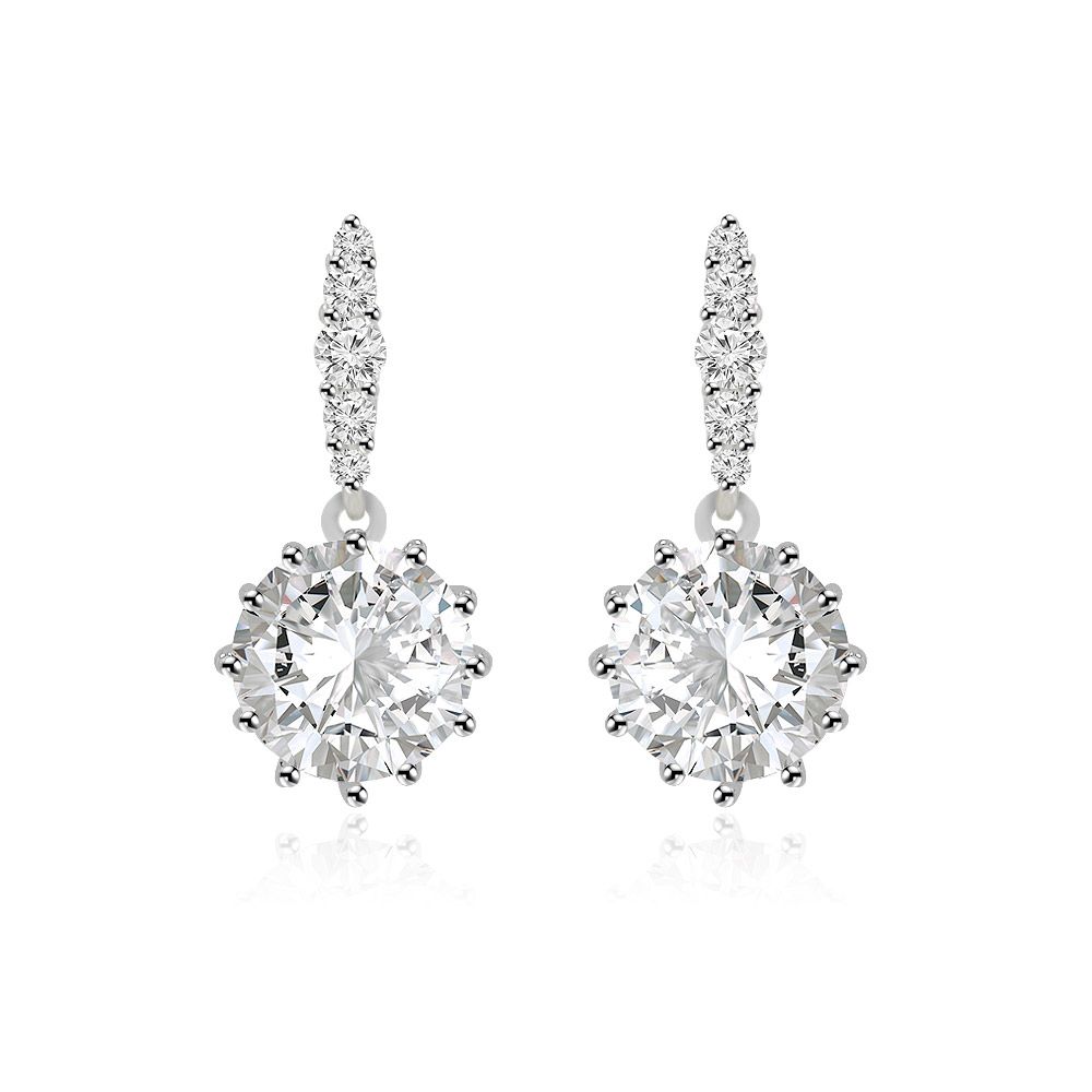 Une vue détaillée des boucles d'oreilles pendantes à griffes rondes, mettant en valeur la pierre centrale en zircon cubique ronde entourée d'un halo de petites pierres scintillantes.