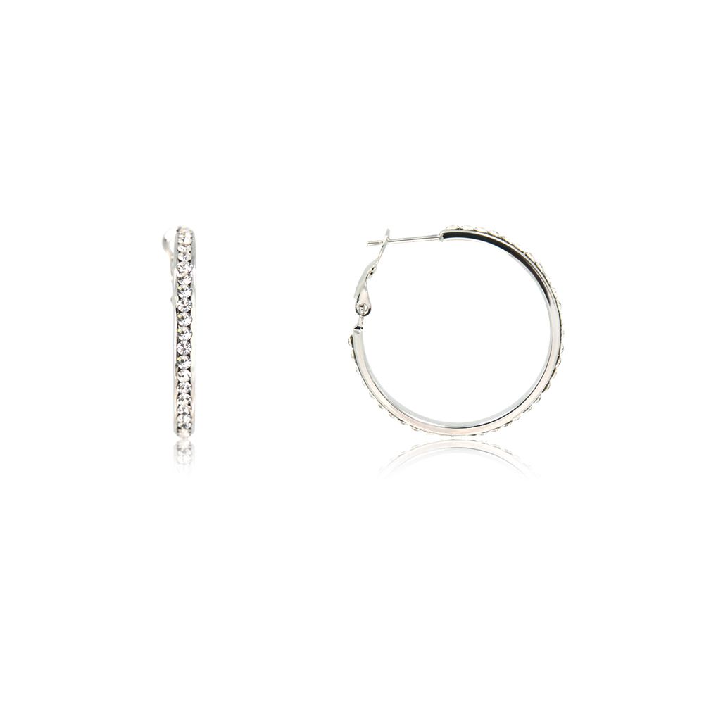 Une paire de boucles d'oreilles en argent incrustées de diamants, modèle FEQ01-R-C-00210, mettant en valeur leurs cristaux tchèques blancs étincelants sur un fond blanc.
