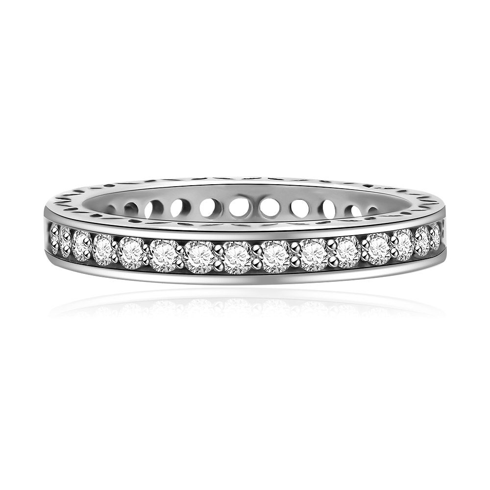 Un gros plan de la bague pavée pleine éternité en argent 925, mettant en valeur les pierres en zircon cubique taillées brillantes serties dans un anneau en argent sterling oxydé.