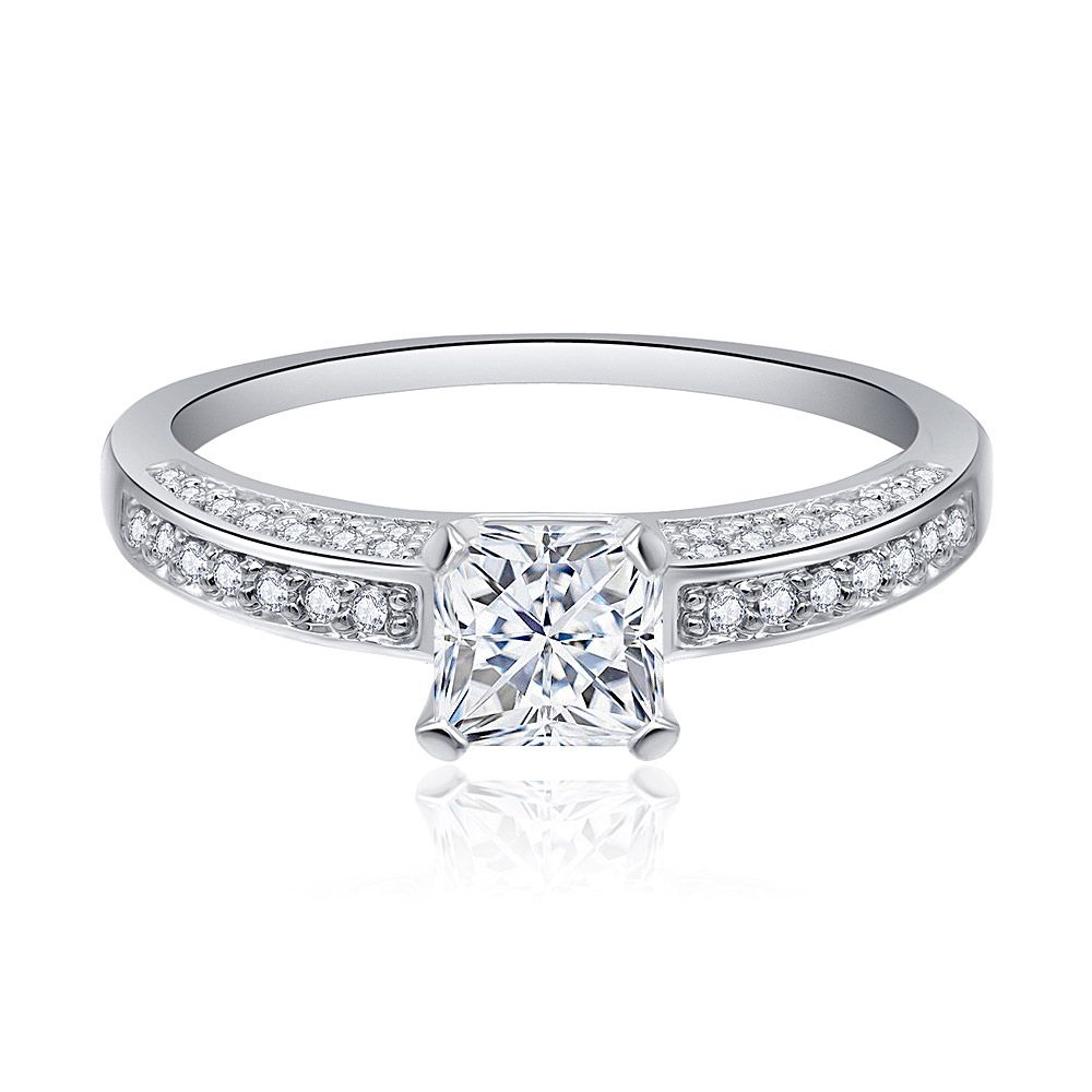 Prinzessinnen-Schliff 5MM CZ Ring mit einem quadratisch geschliffenen Zirkonia-Mittelstein und runden Seitensteinen auf einem rhodiumbeschichteten Band.