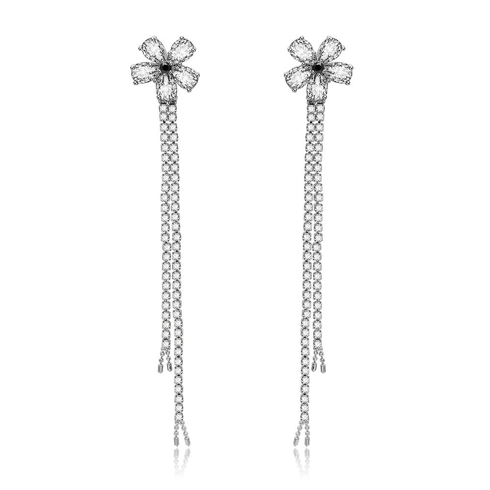 Elegantes pendientes de araña florales colgantes largos con brillantes flores de circonita cúbica en la parte superior y delicadas cadenas colgantes, acabado en rodio.