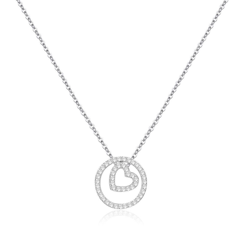 Primer plano del collar Silver Halo Heart, mostrando el colgante de corazón de circonita cúbica dentro de un marco circular.