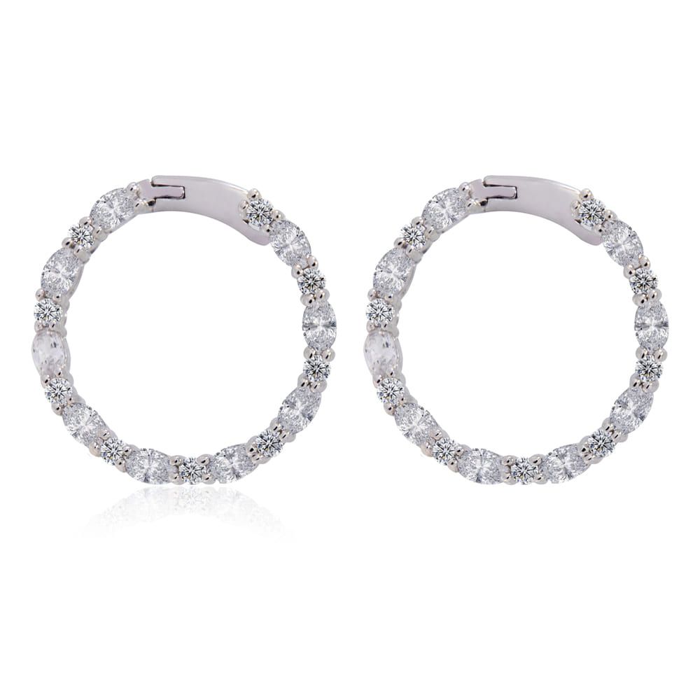 Un par de pendientes de aro redondo Glitzy con baño de rodio, adornados con piedras de circonita cúbica blanca brillante, presentados sobre un fondo blanco limpio.