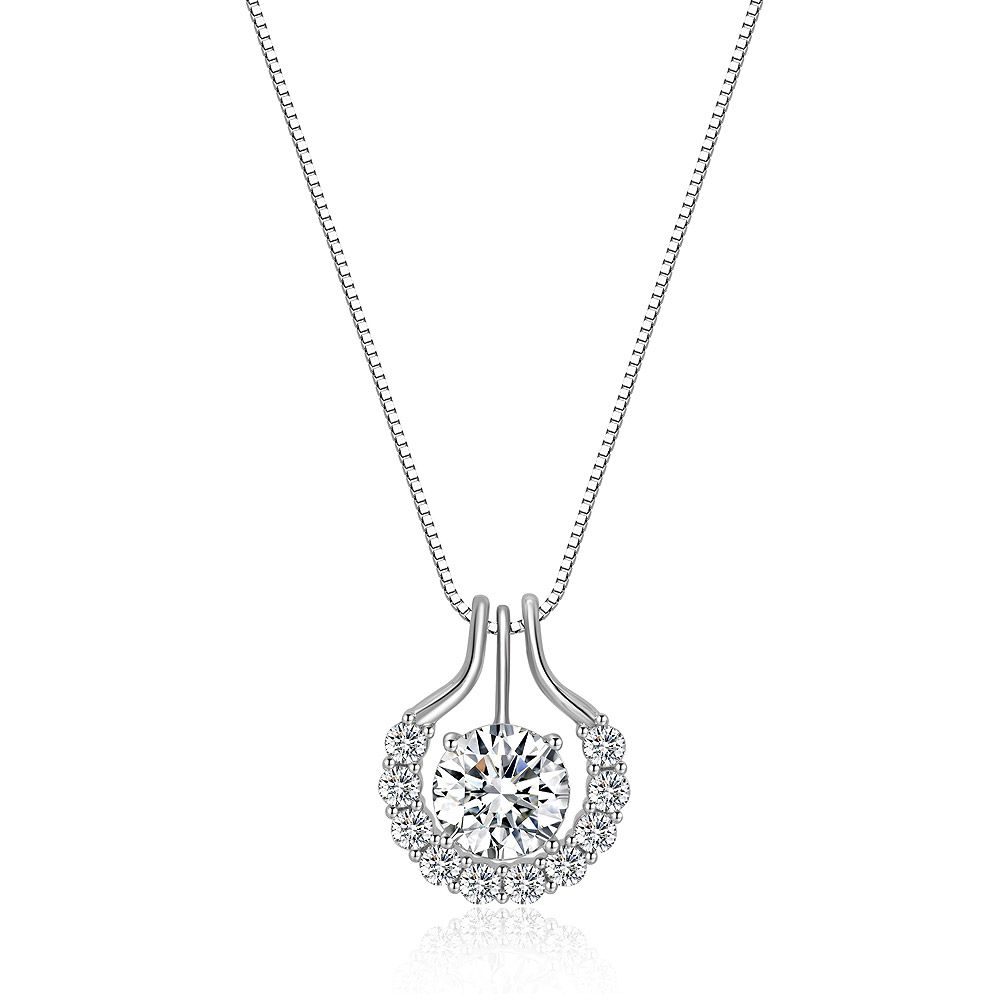 Primo piano del Pendente a Goccia Rotonda in Oro Bianco CZ, che mette in mostra la sua brillante pietra centrale in zirconia cubica montata in una base in ottone placcato rodio.