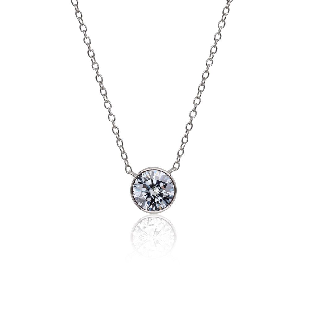 Een klassieke solitair CZ hanger ketting met een briljant rond geslepen steen aan een delicate rhodium-geplateerde ketting, weergegeven tegen een witte achtergrond.
