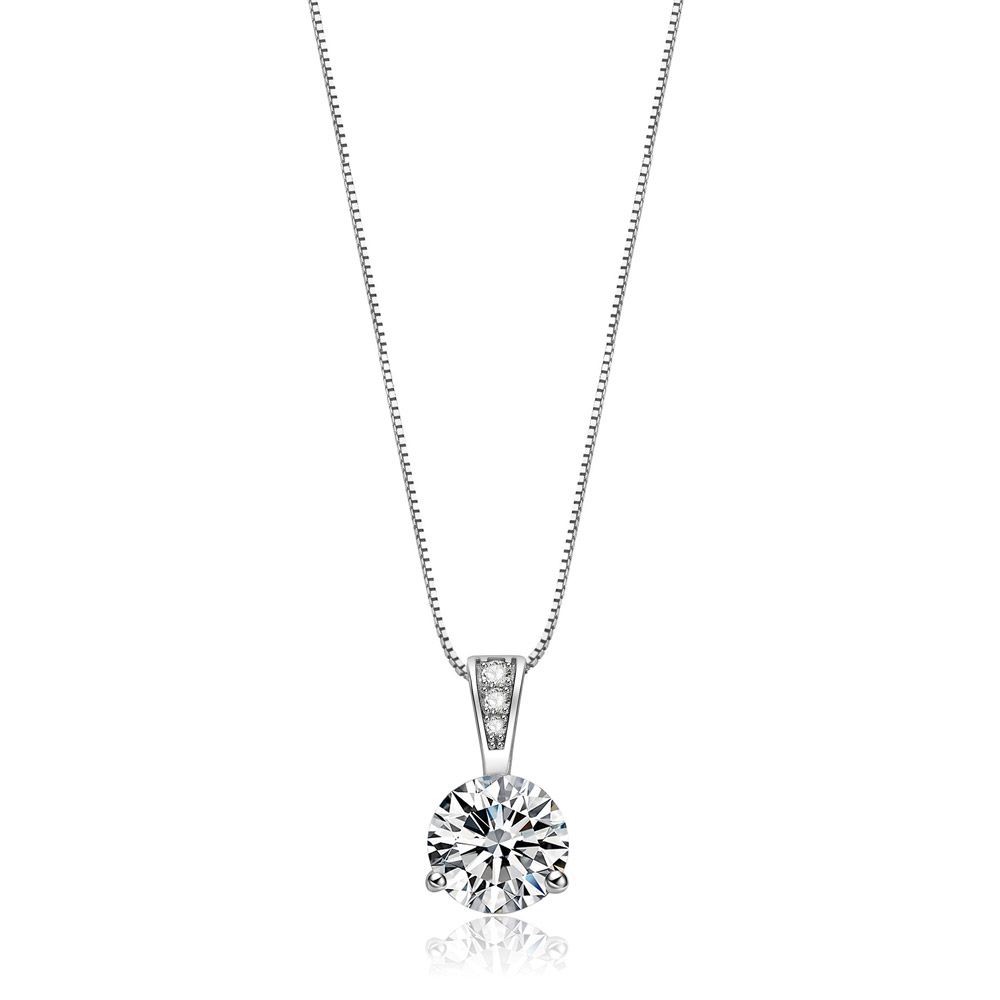 O Colar Ever Shine, apresentando uma pedra de zircônia cúbica redonda brilhante em um suporte banhado a ródio em uma delicada corrente de latão.