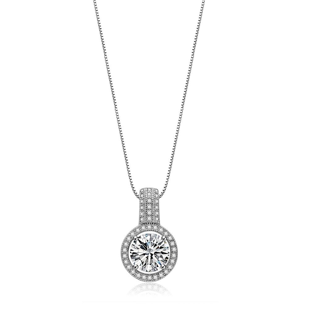 Gros plan du collier Sparkle Me Round, mettant en avant sa finition plaquée rhodium et la pierre centrale en zircon cubique brillante entourée d'un halo de pierres plus petites.