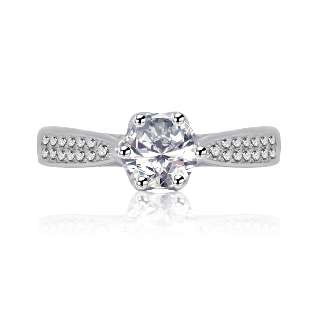 Framifrån av Classy Clear CZ-ringen, som visar upp dess briljanta centrala cubic zirconia-sten i ett rodiumpläterat mässingsband.
