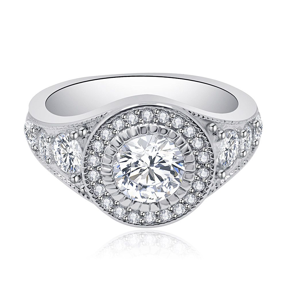 Un lussuoso anello in zirconia cubica in oro bianco di JR Fashion Accessories, presentato su uno sfondo pulito per scopi promozionali.