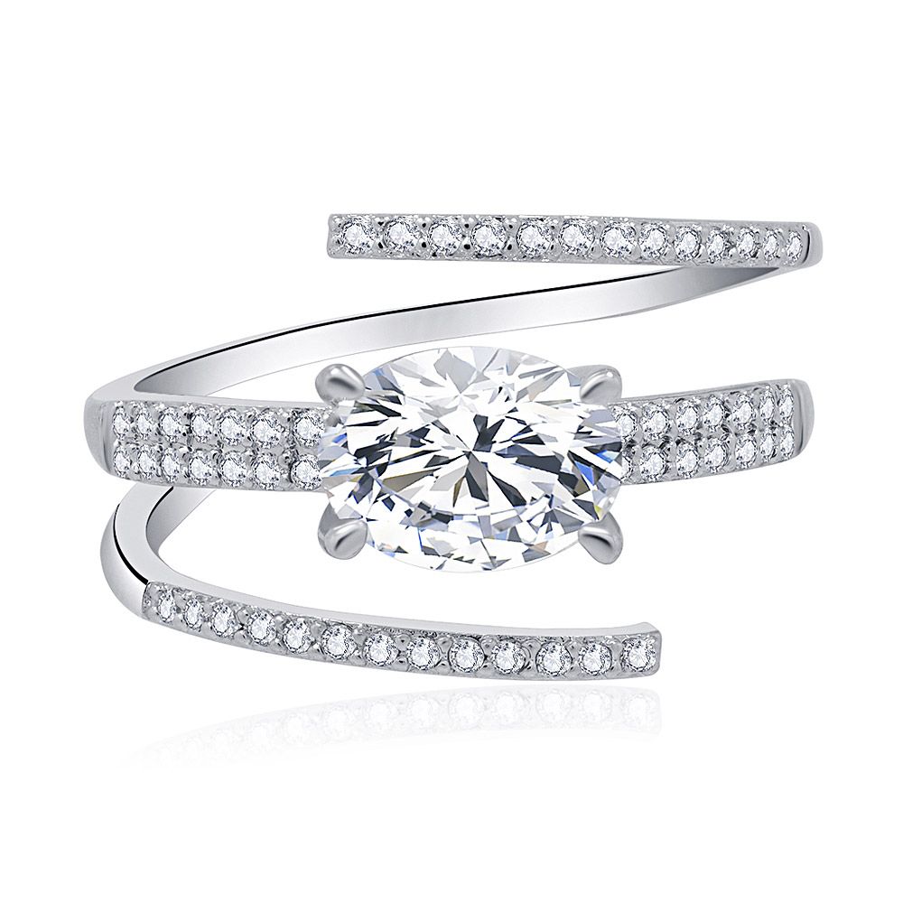 En närbild av Spiral Line Oval CZ Ring, med en stor oval kubisk zirkonia sten som är inställd på ett rhodiumbelagt mässingsband med mindre pave-stenar.