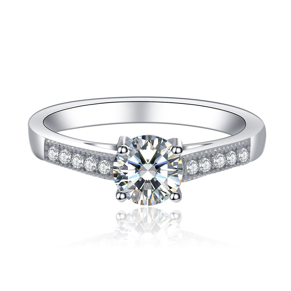 Ein Vintage-Stil 925 Sterlingsilber-Verlobungsring mit einem auffälligen runden klaren Zirkonia-Mittelstück und detaillierten seitlichen Akzenten.