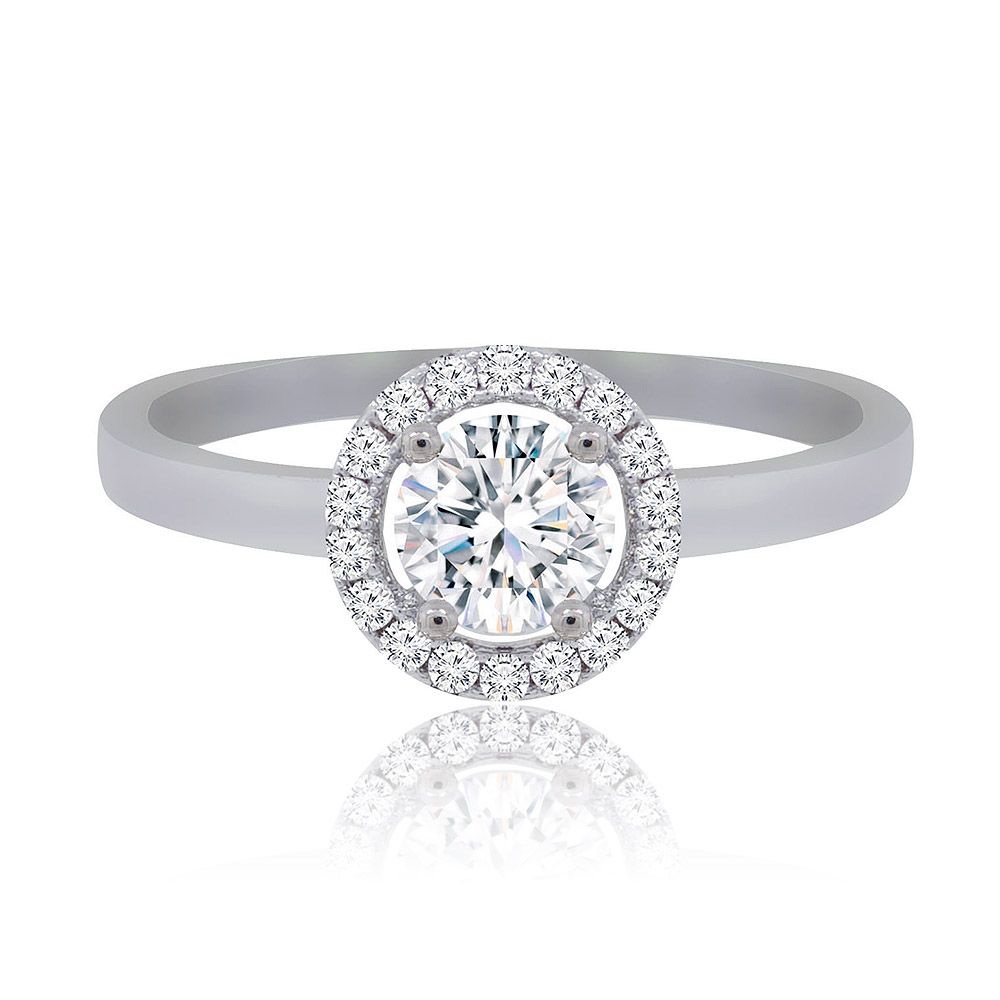 Un magnifico anello di fidanzamento con halo in zirconia cubica bianca con finitura placcata in rodio, caratterizzato da una grande pietra centrale circondata da piccole pietre scintillanti su una fascia elegante in ottone.