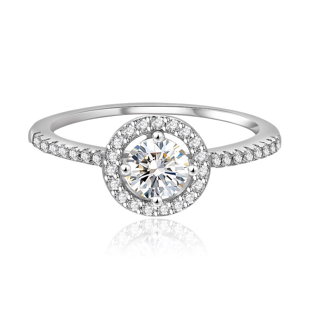 Vue de face de l'anneau Minimal Circle, mettant en avant sa finition brillante plaquée rhodium et une pierre centrale ronde en zircon cubique blanc sur un fond blanc.