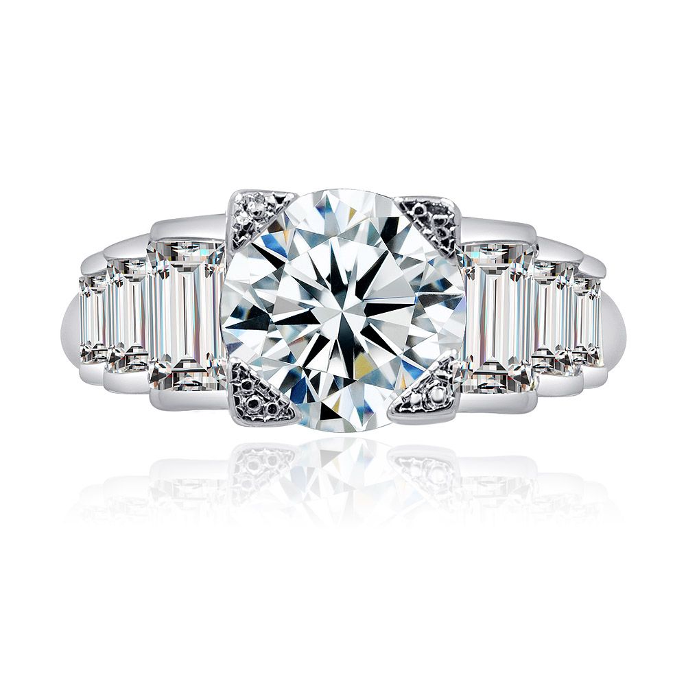 Anillo de Compromiso con Canal de Baguette que presenta una gran piedra central de CZ en corte redondo con acentos de baguette engastados en un anillo chapado en rodio.