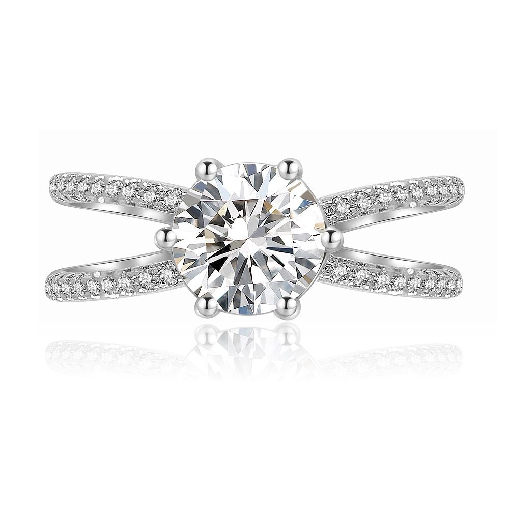 Gros plan de la bague à large éclat divisé en taille princesse, mettant en avant la brillante pierre centrale en zircon cubique et la bande en laiton plaqué rhodium détaillée.