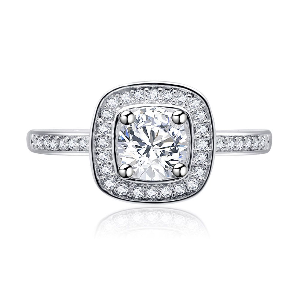 Un sorprendente anello da donna in zirconia cubica con taglio princess quadrato, con una pietra centrale brillante e una fascia incastonata, mostrato su uno sfondo bianco pulito.