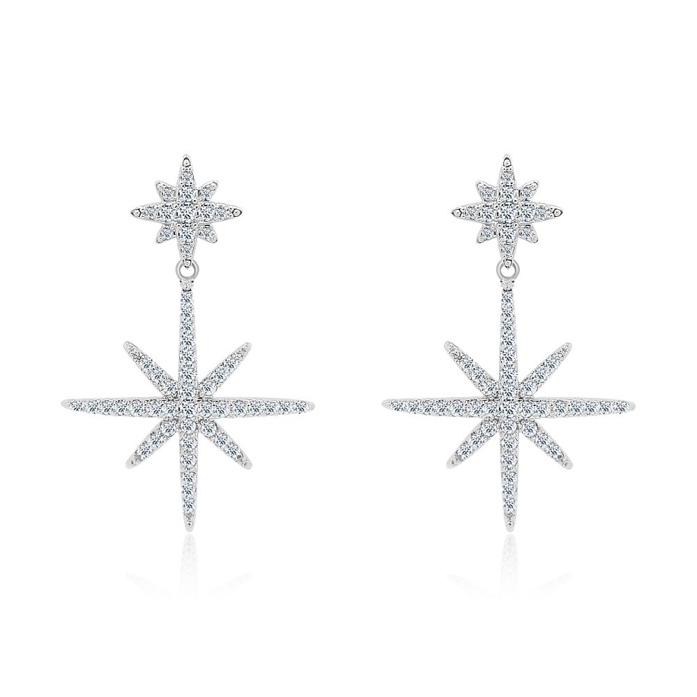 Un par de pendientes de gota de doble explosión de estrellas con baño de rodio y piedras de circonita cúbica brillantes, mostrados contra un fondo blanco.