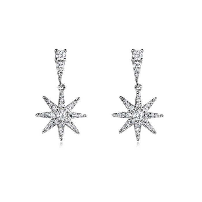 Un paio di orecchini a goccia Tiny Starburst con zirconia cubica scintillante, finitura placcata in rodio su uno sfondo bianco.