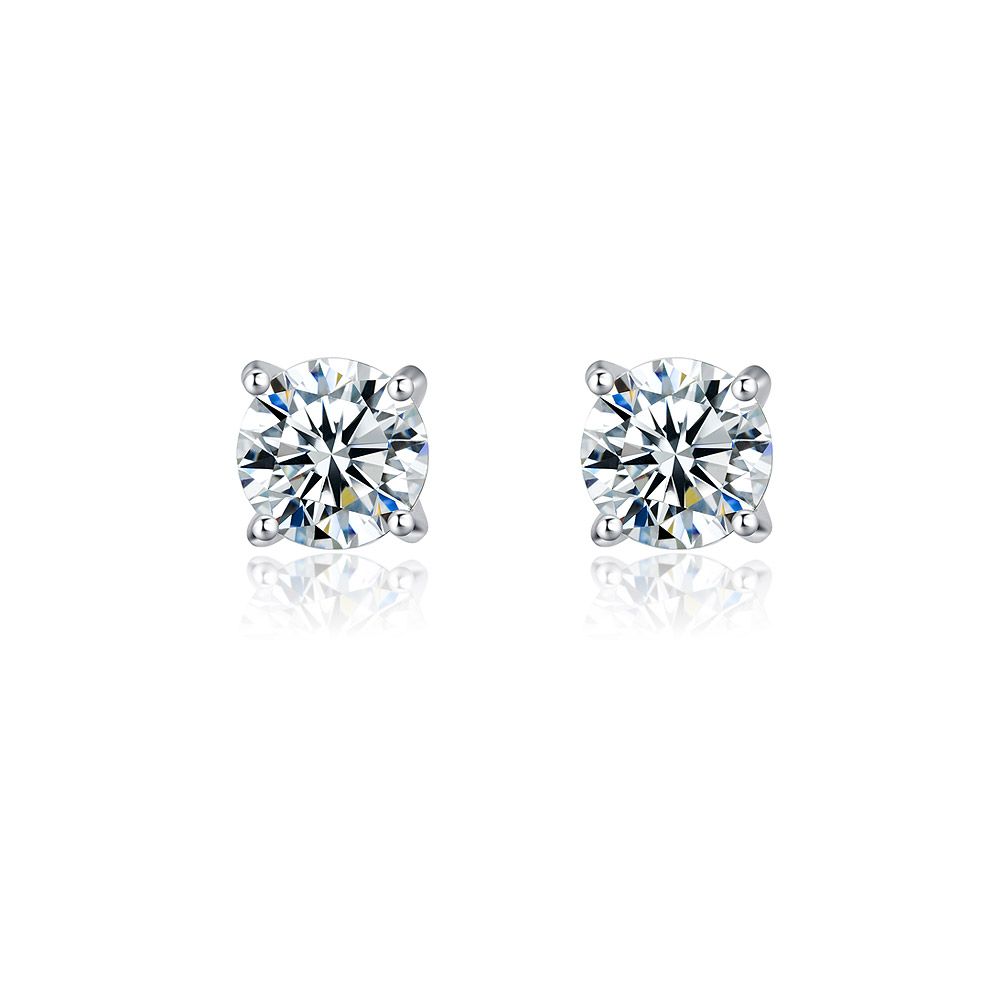 Un par de pendientes de mini piedra blanca clara con zirconia cúbica de corte brillante redondo en un engaste de garra de color plateado, mostrados contra un fondo blanco limpio.