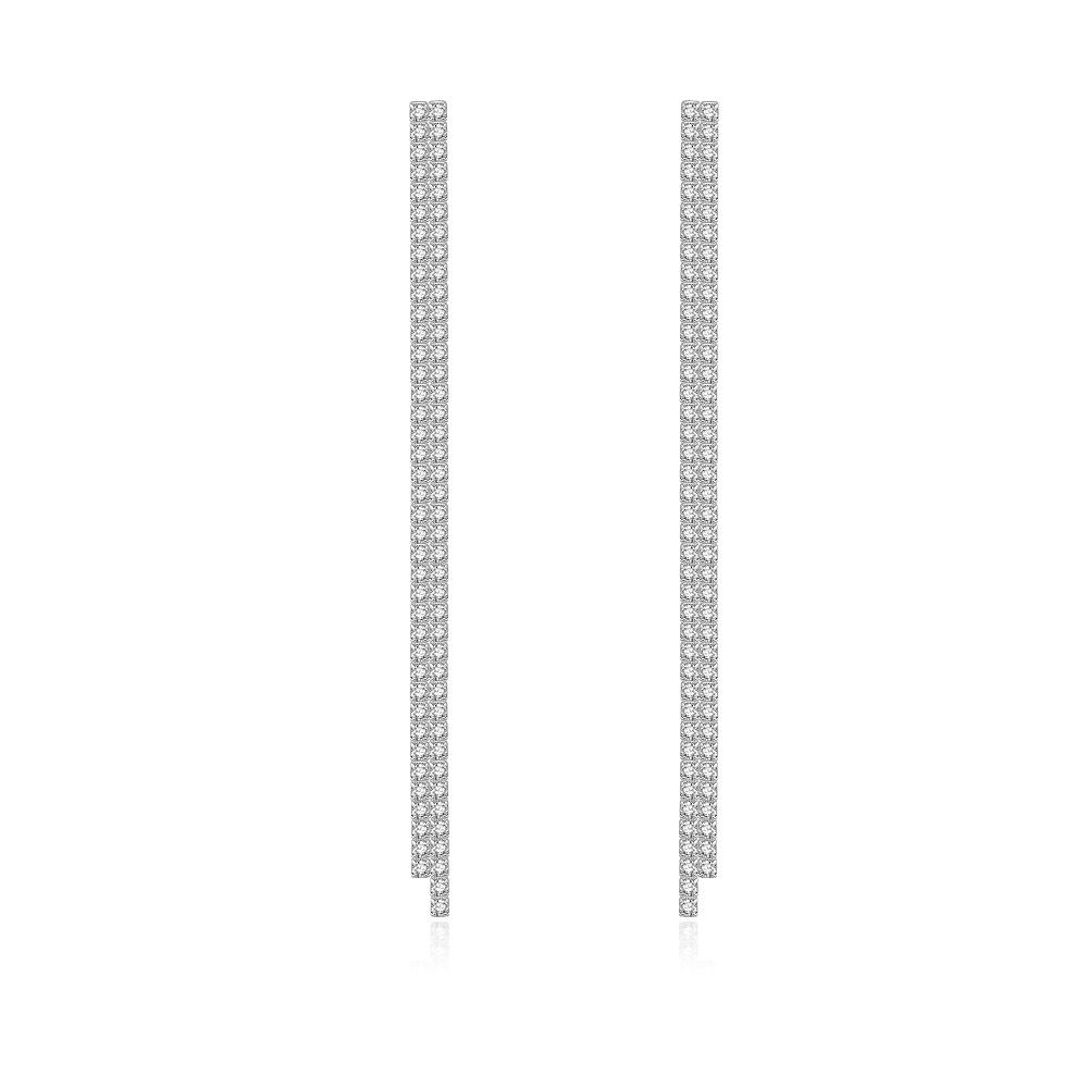 Une paire éblouissante de boucles d'oreilles en chandelier Double Row CZ avec un design moderne et épuré, en laiton plaqué rhodium.