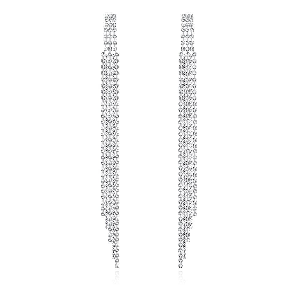 Boucles d'oreilles de mariée en cristal argenté extra longues avec un design luxueux orné de diamants.