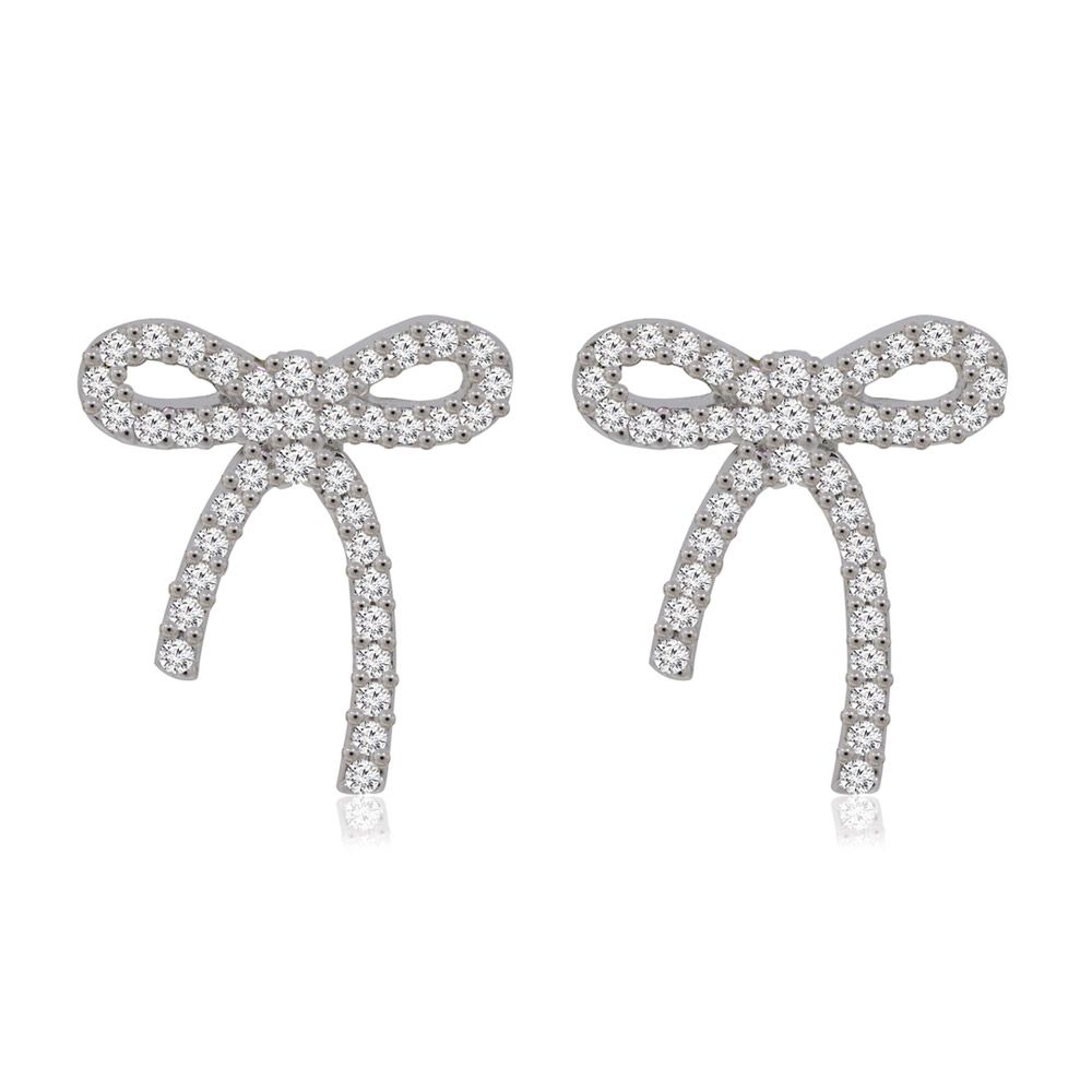 Un gros plan détaillé des boucles d'oreilles Sweet Bow Tie, mettant en avant le design complexe du nœud et les pierres en zirconia cubique étincelantes sur une base en laiton plaqué rhodium.