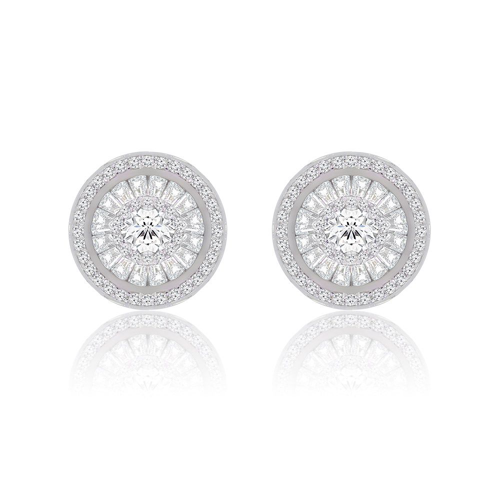 Vooraanzicht van de Heldere Ronde Cubic Zirconia Stud Oorbellen, die de centrale steen, milgrain details en het meerlagige cirkelvormige ontwerp in 925 sterling zilver toont.