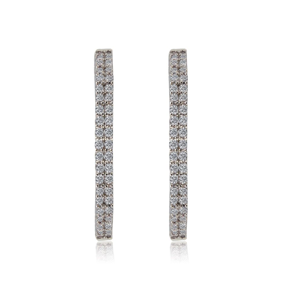 Uma visão de perto dos Brincos de Argola Hot Sparkle, mostrando o brilhante revestimento em ródio e as pedras de zircônia cúbica branca cintilantes fixadas na argola de latão.
