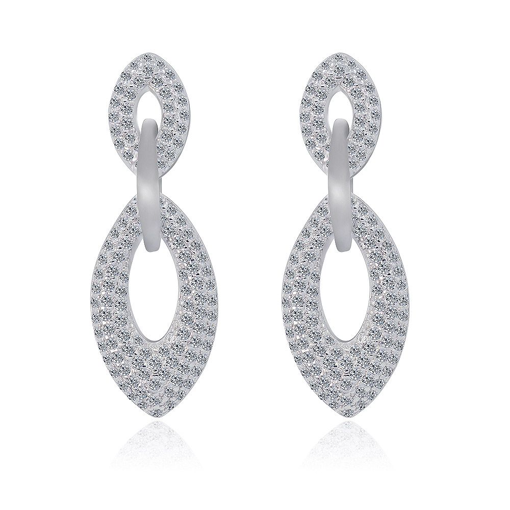 Vista frontale dell'orecchino Tri Link Drop Pave CZ, che mostra il suo design a doppio ovale intrecciato con pietre in zirconia cubica scintillanti su una finitura placcata in rodio.