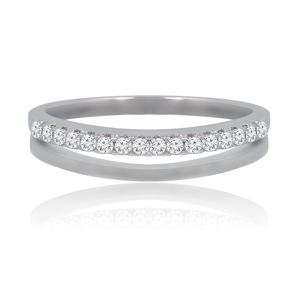 Vooraanzicht van de Open Circle Trouwring, een ring van messing met rhodiumafwerking met een kanaal-inlegontwerp met sprankelende cubic zirconia stenen.