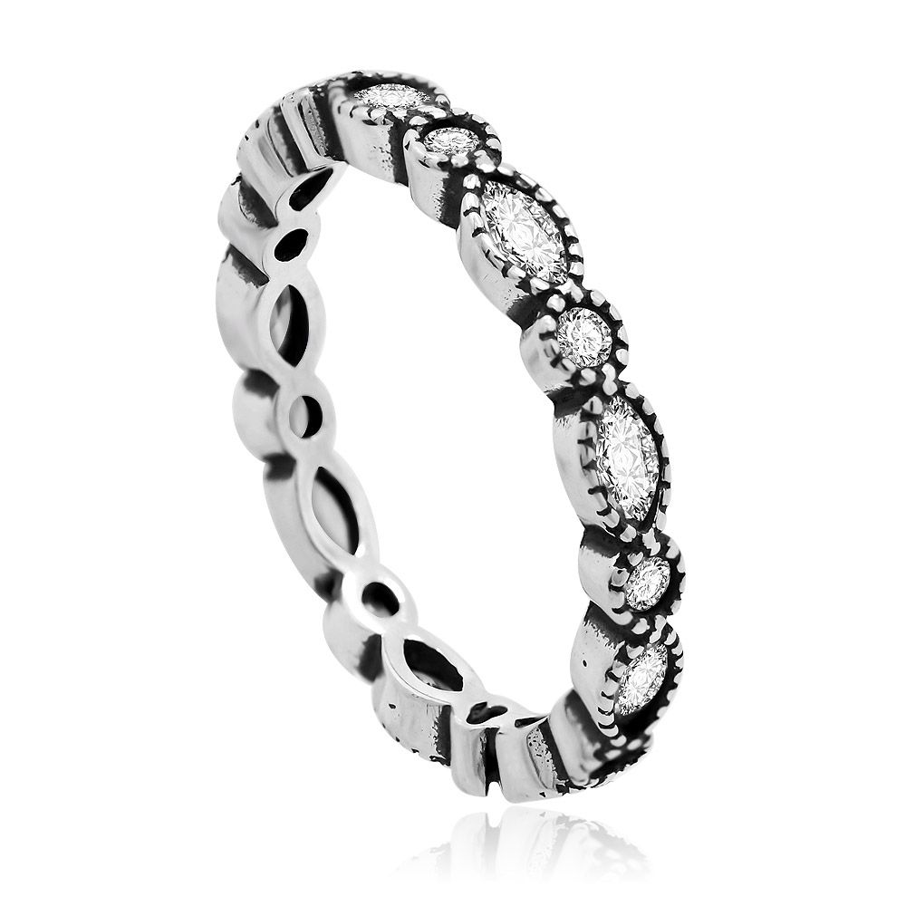 Nahaufnahme des Vintage 925 Silber Eternity Pave Band Rings, der die filigrane Fassung aus kubischem Zirkonia und das oxidierte Silber-Finish zeigt.