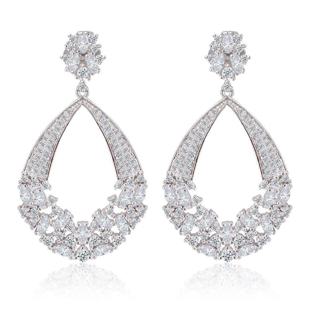 Elegantes pendientes de araña en forma de lágrima en latón chapado en rodio con un patrón floral de brillantes piedras de circonio cúbico blancas.