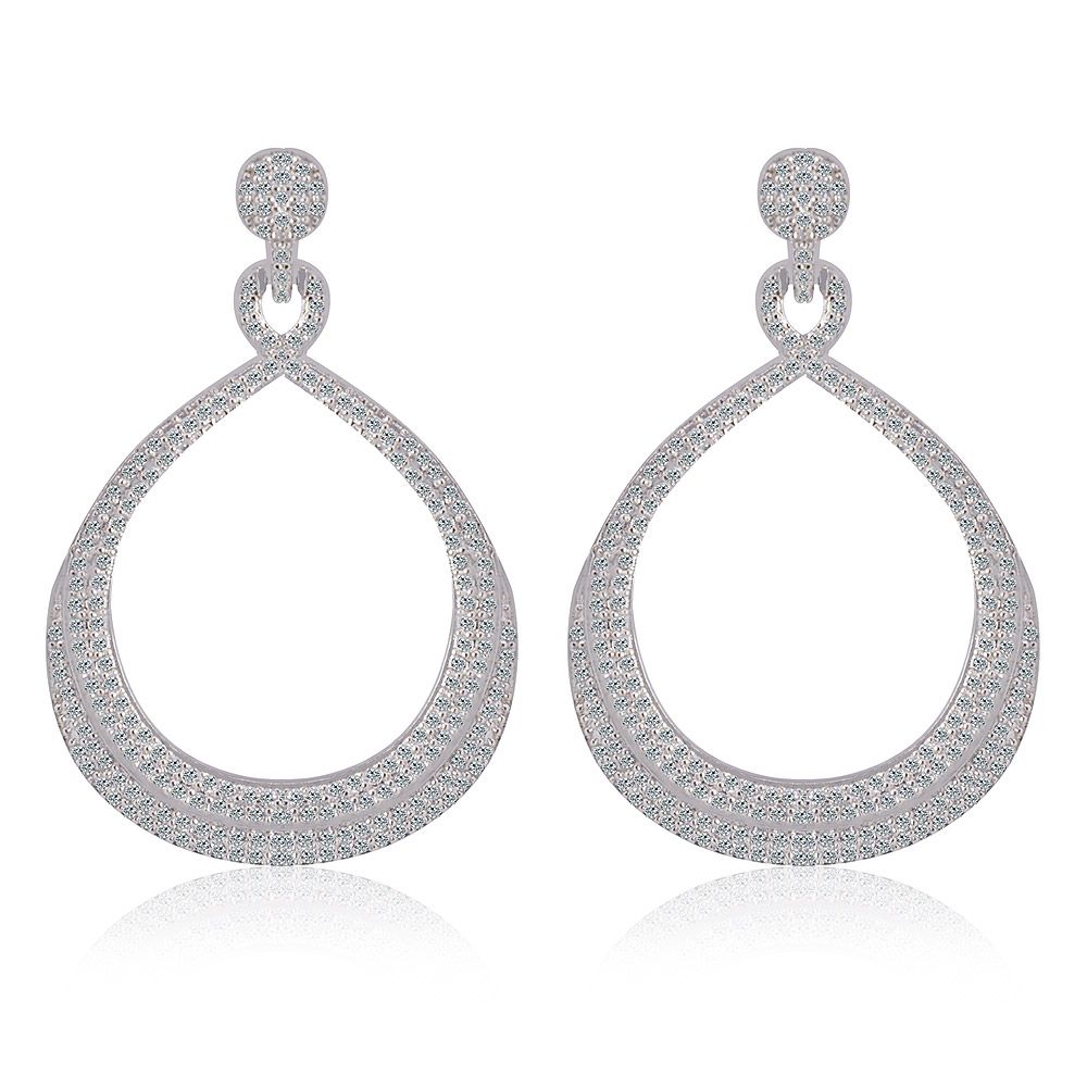 Un impresionante par de pendientes Glam On, con forma de lágrima de plata engastados con circonitas cúbicas brillantes, perfectos para bodas o eventos formales.