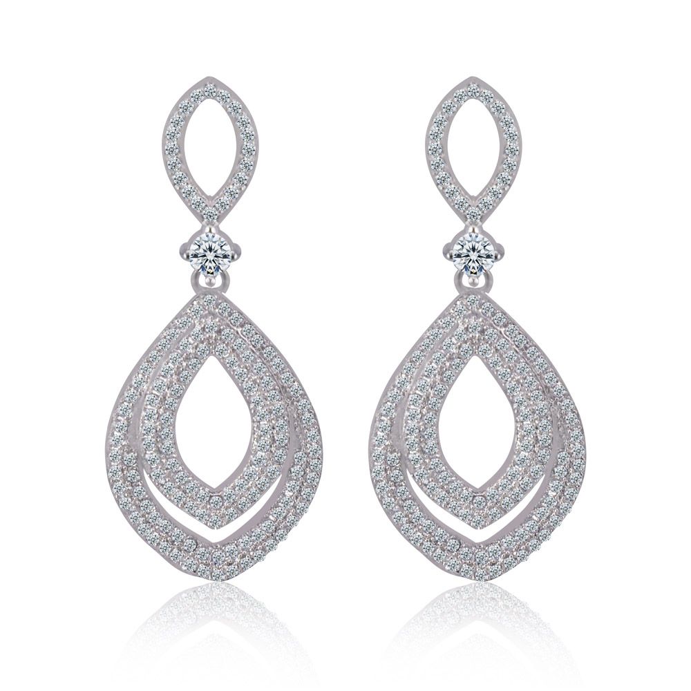 Un impresionante par de pendientes de candelabro Dangle Diva Drops, con un diseño de lágrima incrustado con piedras de circonita cúbica brillantes, fabricados en latón chapado en rodio.