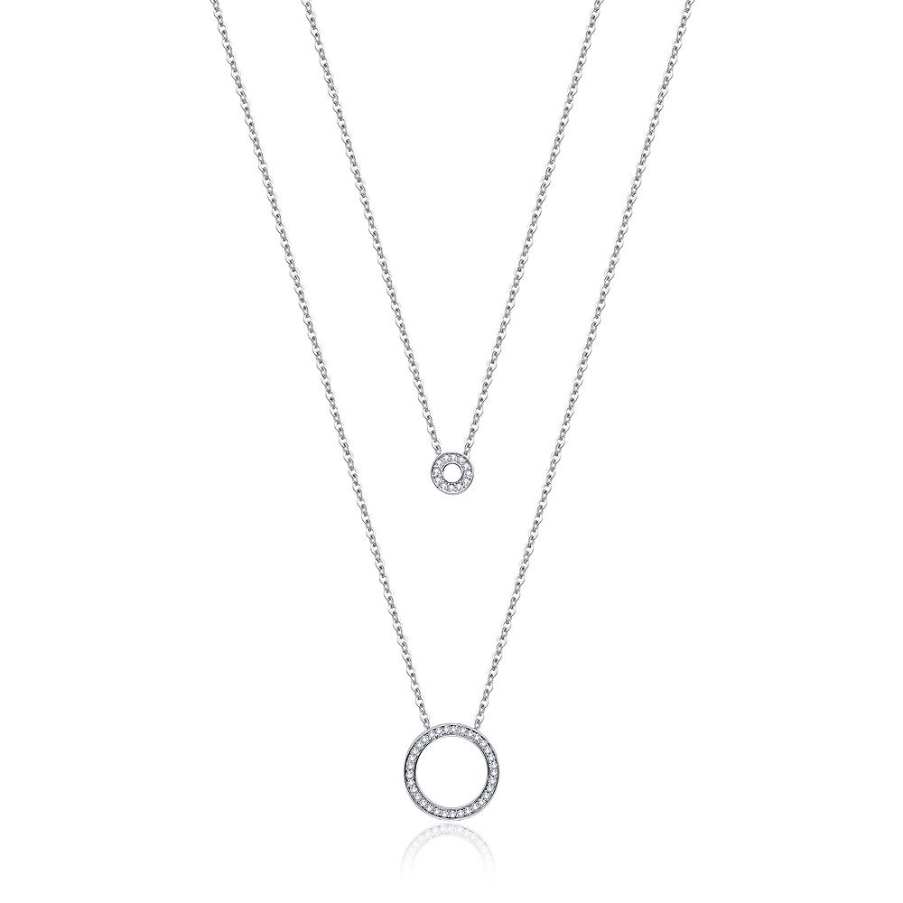 Elegant Pave Circle Double Layer Necklace i rhodiumbelagt mässing, som visar två cirkulära hängsmycken prydda med glittrande vita kubiska zirkoniastenar.