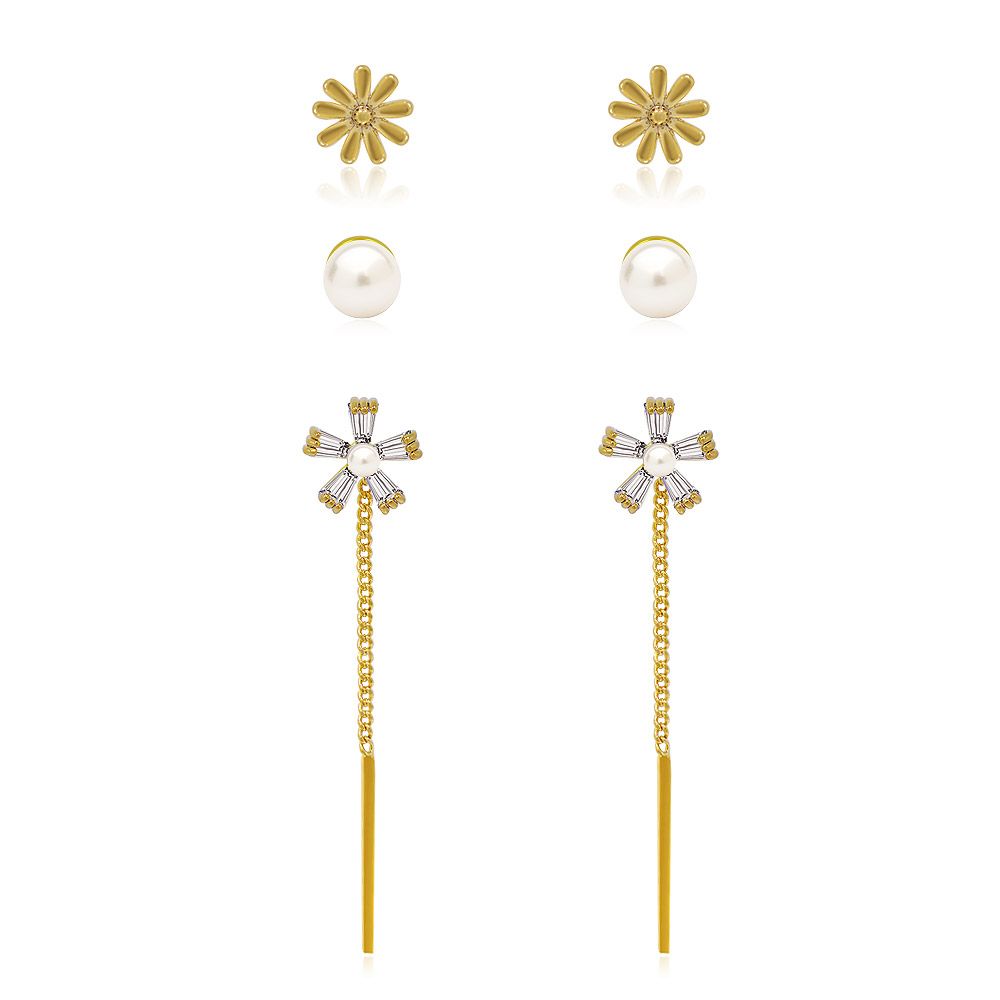Un ensemble polyvalent de 3 boucles d'oreilles en métal doré en forme de fleur, comprenant des zirconiums cubiques blancs brillants et des perles en verre élégantes.