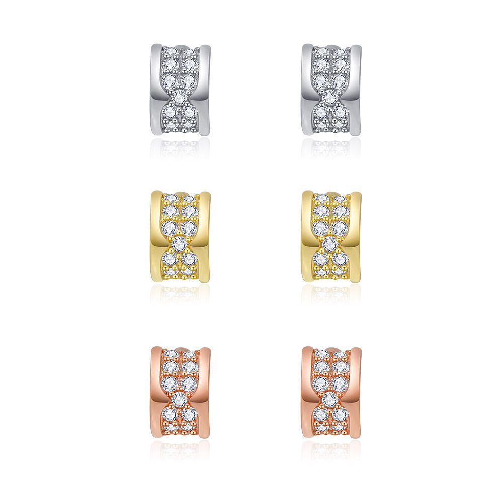 Set di orecchini Mini Curved Pave che mostra tre paia di orecchini a bottone in finiture argento, oro e oro rosa, ciascuno adornato con zirconia cubica.