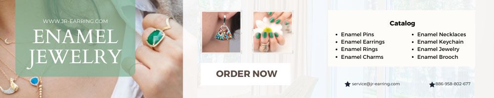 Une bannière promotionnelle présentant une large variété de bijoux en émail personnalisés de JR Fashion Accessories, y compris des pins colorés, des charms, des bagues et des porte-clés.