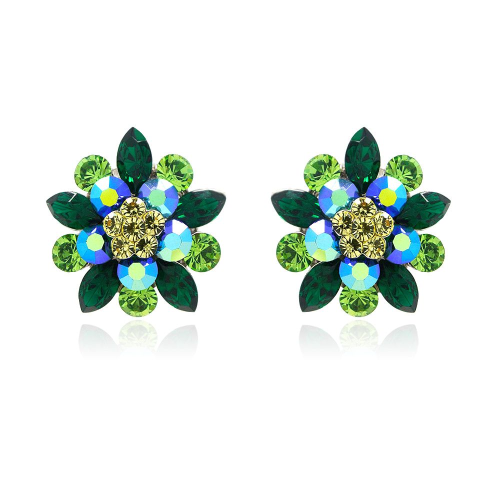 Primer plano de los pendientes de flor Greeny Stud (JRE-022) que muestran su intrincado diseño floral con gemas de cristal doradas, azules y verdes.