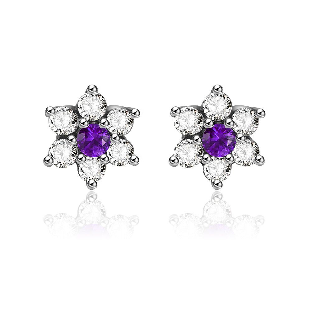 Een paar zilveren bloem amethist stud oorbellen, gemaakt van 925 sterling zilver, met een centrale paarse amethist cubic zirconia omringd door heldere edelsteenbladeren.