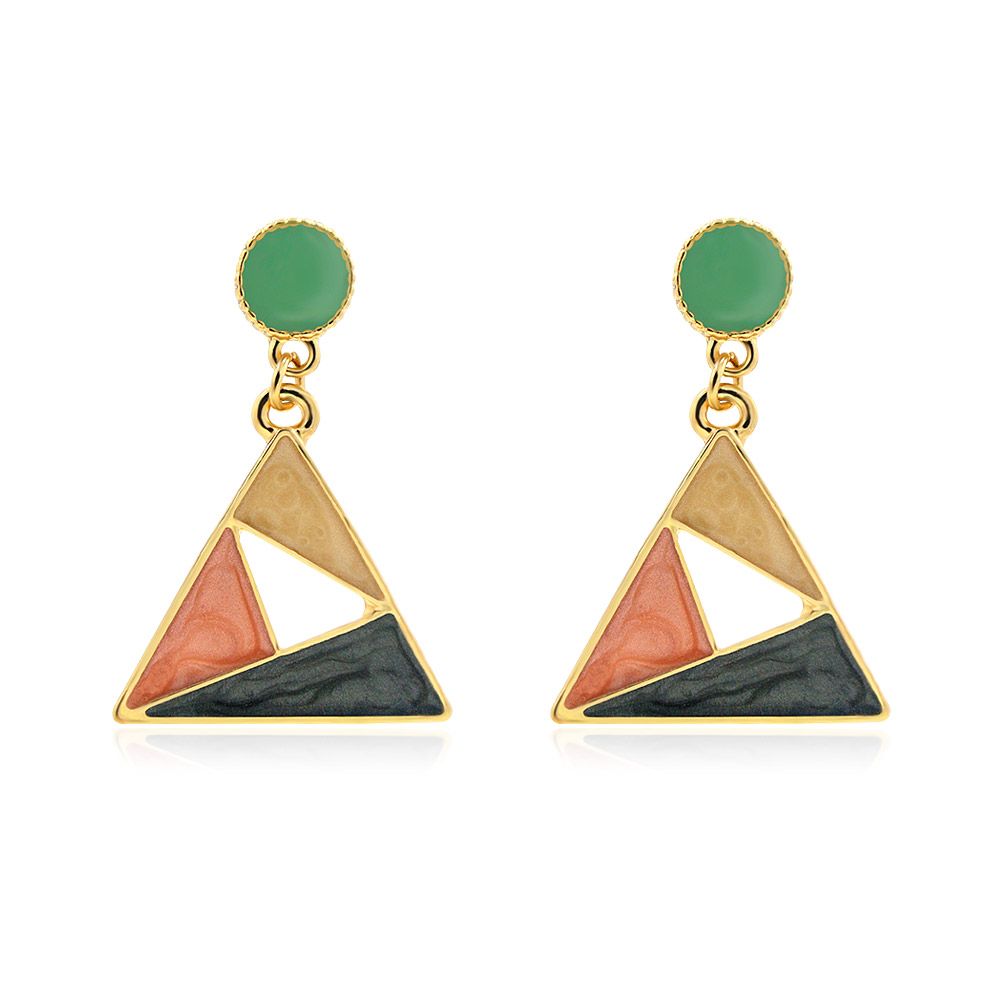 Pendientes geométricos en forma de triángulo colgantes con un diseño de epoxi multicolor en un marco de latón chapado en oro.