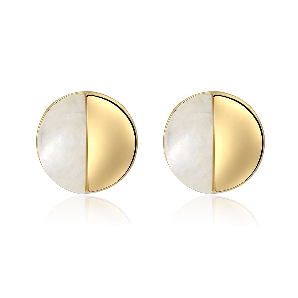 Un par de pendientes pulidos de concha en forma de media disco, con un diseño circular de latón chapado en oro y una incrustación de nácar blanco, mostrados sobre un fondo blanco.