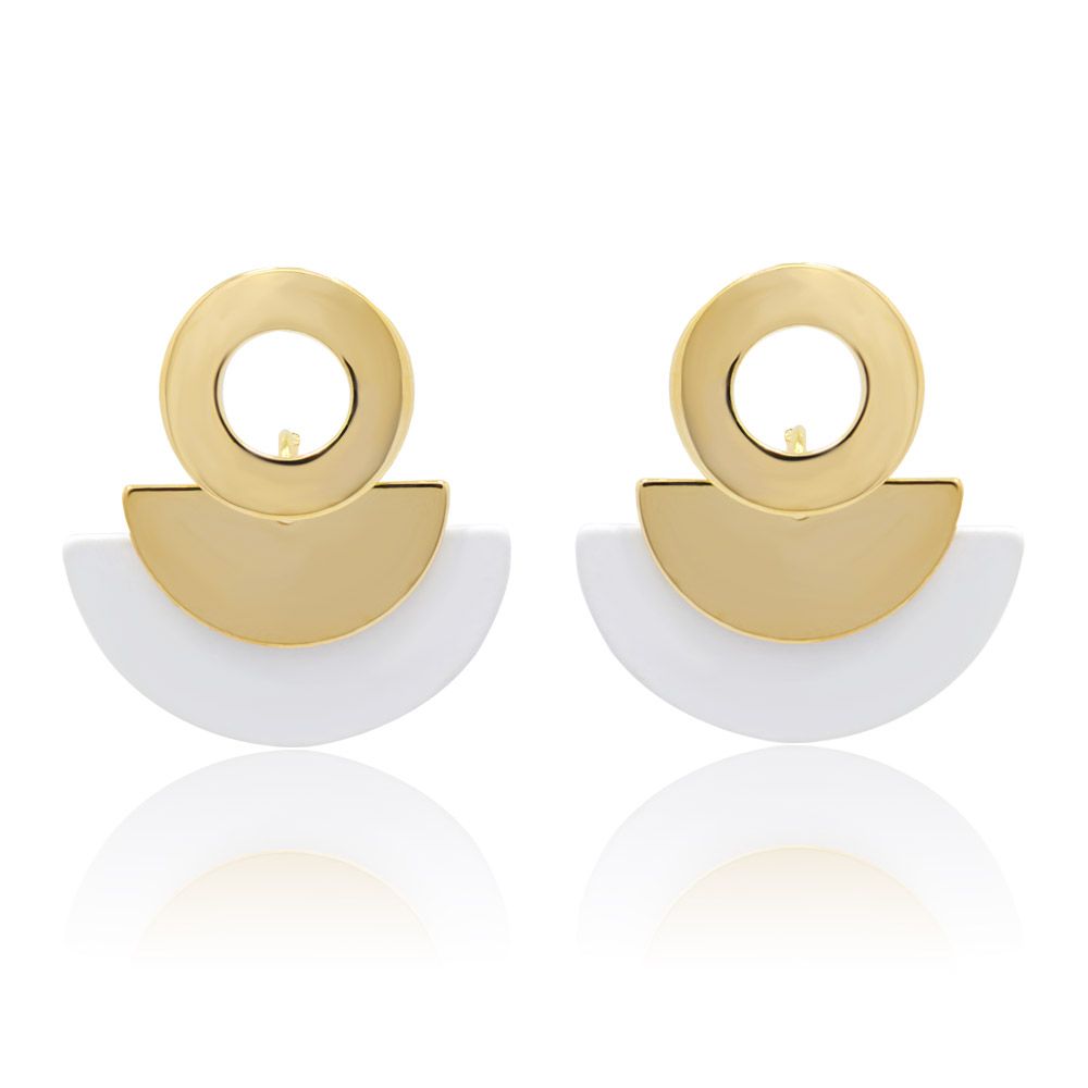 Un par de pendientes de abanico de oro blanco geométrico, mostrando su diseño minimalista con latón chapado en oro y un acabado limpio de epoxi blanco.
