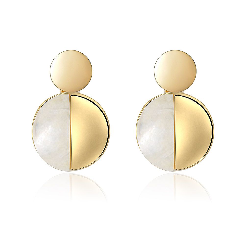 Une paire de boucles d'oreilles Mini Half Disc, présentant un design moderne et minimaliste avec une base en laiton plaqué or et un accent en nacre blanche.