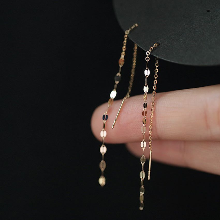 Close-up van 925 Sterling Zilver 14K Goud Geplateerde Lange Tassel Oorbellen, die de ingewikkelde kralen details en luxueuze gouden afwerking tonen.