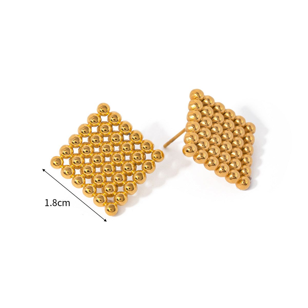 Un paio di orecchini a perno in acciaio inossidabile placcati in oro con forma quadrata e una texture dettagliata di perline, parte di un versatile set di cinque paia.